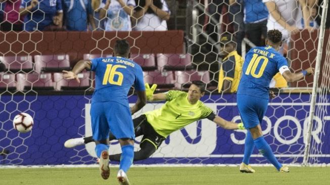 Bintang Brasil Neymar (kanan) mencetak gol dari titik penalti ke gawang El Salvador.JIM WATSON / AFP