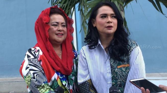 Berpelukan, Shezy Idris dan Mantan Suami Pastikan Masalahnya Kelar