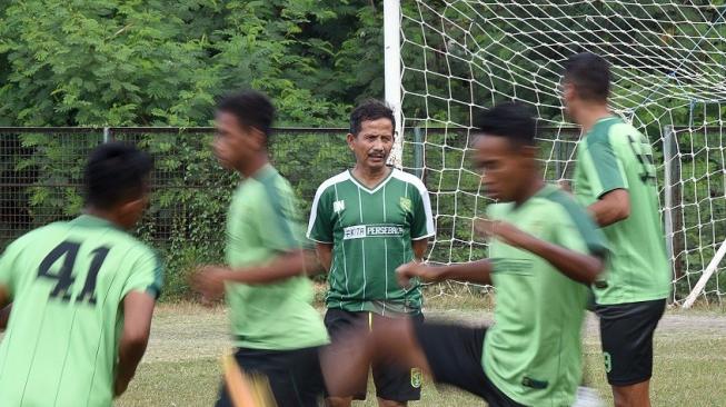 Pelatih baru Persebaya Surabaya Djajang Nurjaman (tengah) memimpin latihan anak didiknya di Lapangan Persebaya, Surabaya, Jawa Timur, Rabu (5/9). Djajang Nurjaman dikontrak Persebaya Surabaya selama sisa musim Liga 1 Indonesia. ANTARA FOTO/M Risyal Hidayat