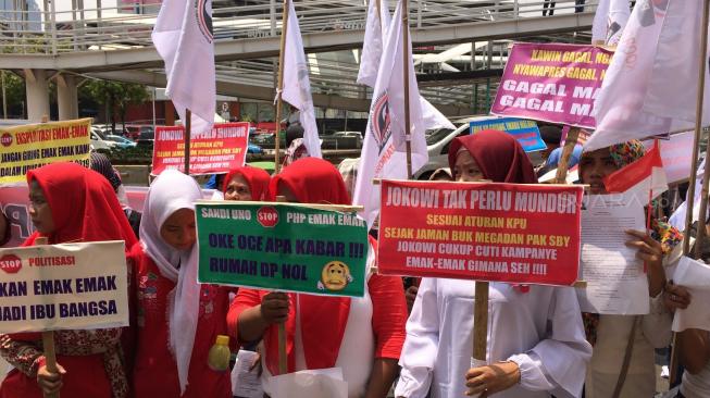 Demo Emak-emak di Bawaslu, Sindir Sandiaga dan Sebut Gagal Kawin