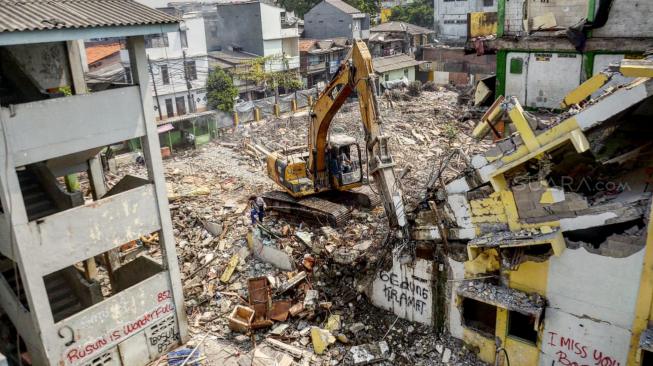 Pekerja menggunakan alat berat membongkar Rumah Susun Karang Anyar, Jakarta