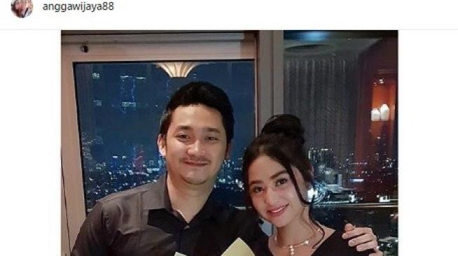 Foto Dewi Perssik - Angga Wijaya rayakan hari jadi pernikahan. [Instagram]