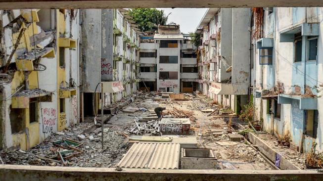 Pekerja mengangkat sisa bangunan saat pembongkaran Rumah Susun Karang Anyar, Jakarta