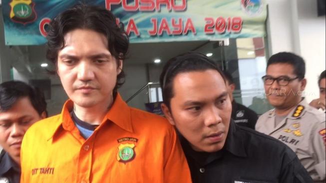 Ahmad Albar Saksikan Langsung Rumah Ozzy Albar Digeledah Polisi