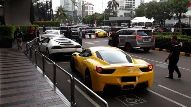 Kala Mobil Sejuta Umat Jadi Minoritas di Sebuah Mall di Jakarta