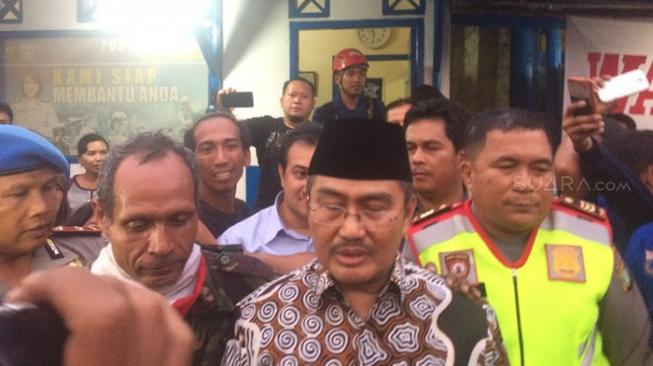 Dibujuk Jimly Asshiddiqie, Agustinus Turun dari Papan Reklame