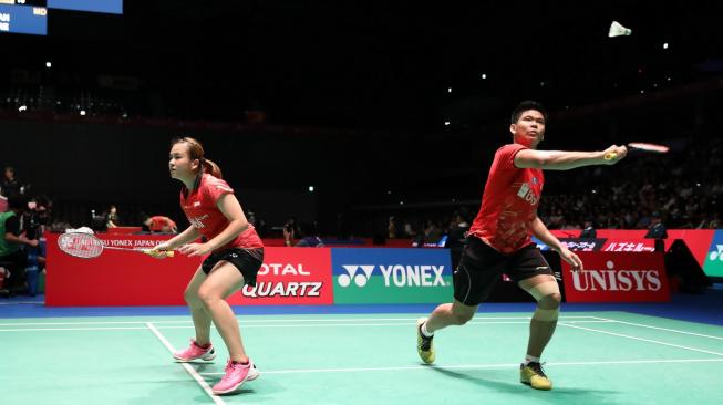 Pasangan ganda campuran Indonesia, Praveen Jordan/Melati Daeva Oktavianti, menang dua game langsung atas pasutri Inggris, Chris Adcock/Gabrielle Adcock, dengan skor 23-21 dan 21-18 di babak kedua Jepang Open 2018, Kamis (13/9). [Humas PBSI]