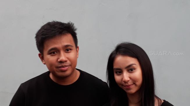 Pamer Foto Bareng Pacar dan Mantan, Joshua Suherman Bikin Geger