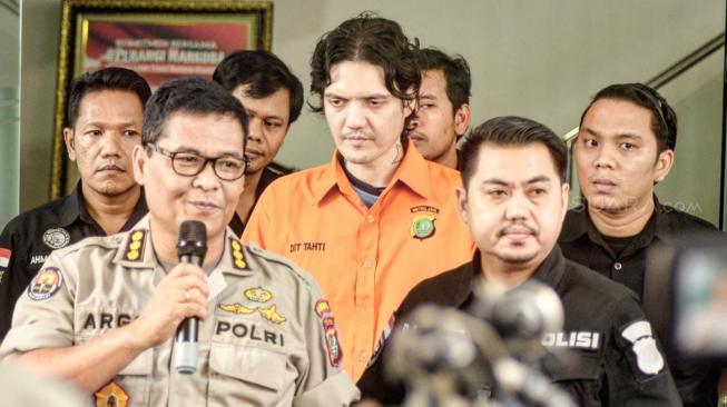 Tersangka kasus narkoba Ozzy Albar dihadirkan saat rilis kasus narkoba di Polda Metro Jaya,Jakarta