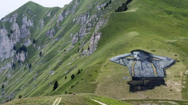 Seniman Grafiti  ini Hias Puncak Bukit Swiss dengan Gambar  