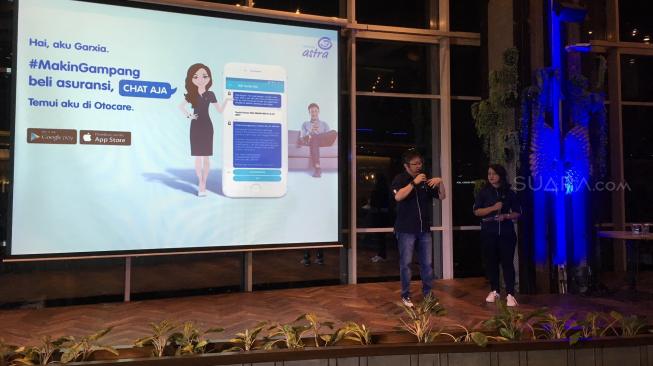 Rudy Chen, CEO Asuransi Astra memandu langsung cara menggunakan aplikasi online Garxia [Suara.com/ukirsari].