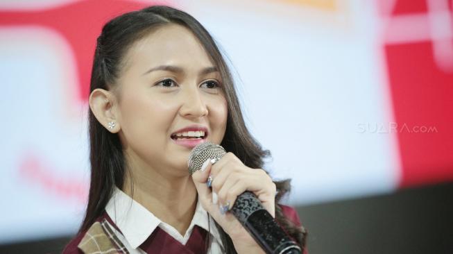 Member JKT48  Stephanie Pricilla Indarto Putri (Stefi) memberikan keterangan dalam konferensi pers mengenai pertukaran pelajar singkat JKT48 ke Jepang di Theater JKT48, Jakarta