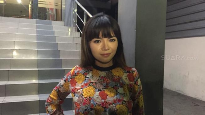 Dinar Candy usai membuat laporan di Polda Metro Jaya, Kamis (13/9/2018) [Suara.com/Sumarni]