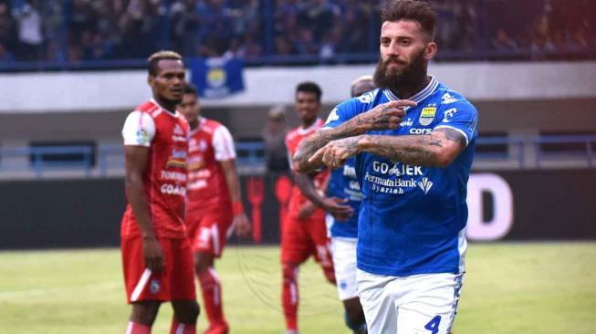 Tundukkan Arema 2-0, Persib Aman di Puncak Klasemen