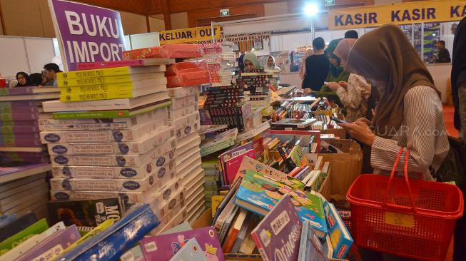 Pengunjung melihat buku yang dijual pada Indonesia International Book Fair (IIBF) 2018 di Jakarta Convention Center, Jakarta, Jumat (14/9).[Suara.com/Muhaimin A Untung]
