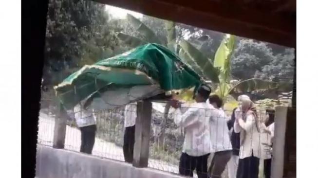 Netizen Geger Usai Lihat Unggahan Video Jenazah Jatuh ke Kolam