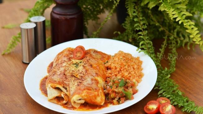 Beef Enchiladas, salah satu menu yang disuguhkan Rooftop at Bulungan. (Suara.com/Risna Jalidi)