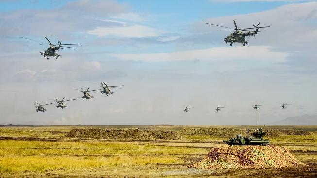 Helikopter Rusia dan Cina berpartisipasi dalam latihan militer Vostok 2018 di Siberia Timur,Rusia,Kamis (13/9).[AFP/Mladen Antonov]
