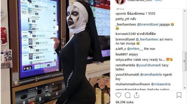 Valak seksi ala Ladyboy Thailand [Instagram]