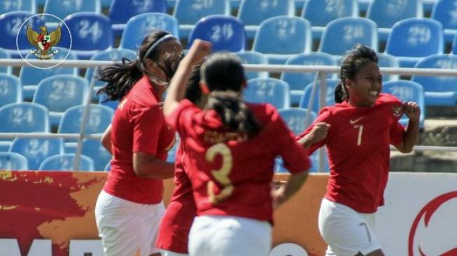 Timnas Putri Indonesia U-16 menang 3-2 atas Palestina pada laga perdana kualifikasi Grup D Piala Asia U-16 Putri 2019 di Stadion Dolon Omurzakov, Kirgizstan, Sabtu (15/9/2018). [Twitter@PSSI]