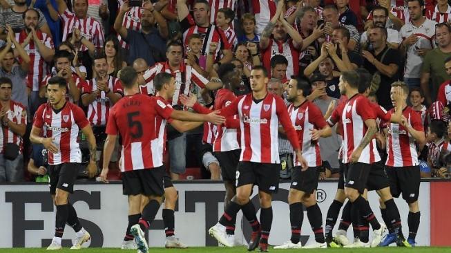 Para pemain Athletic Bilbao merayakan gol Iker Muniain ke gawang Real Madrid di San Mames. LLUIS GENE / AFP