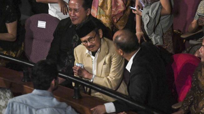 Presiden ke-3 BJ Habibie (tengah) bersama Kepala Badan Ekonomi Kreatif (Bekraf) Triawan Munaf (kiri) menghadiri pementasan Opera Ainun di Teater Jakarta, Taman Ismail Marzuki, Jakarta, Sabtu (15/9). Pertunjukan yang skenarionya ditulis Titien Wattimena dan disutradarai Ari Tulang ini mengangkat kisah cinta sejati Bacharuddin Jusuf Habibie dan Hasri Ainun Habibie. ANTARA FOTO/Hafidz Mubarak A