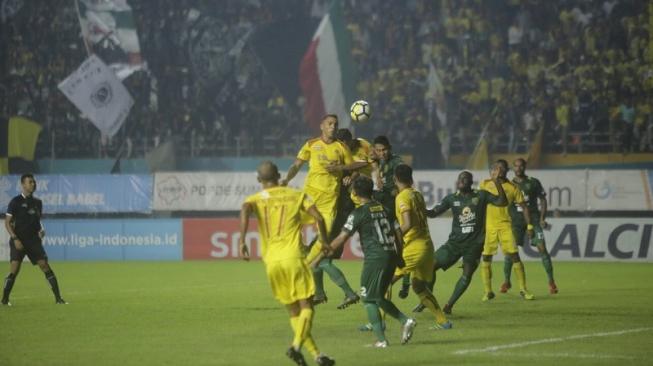 Suasana laga Sriwijaya FC vs Persebaya. [Suara.com / Andhiko TUNGGA ALAM]