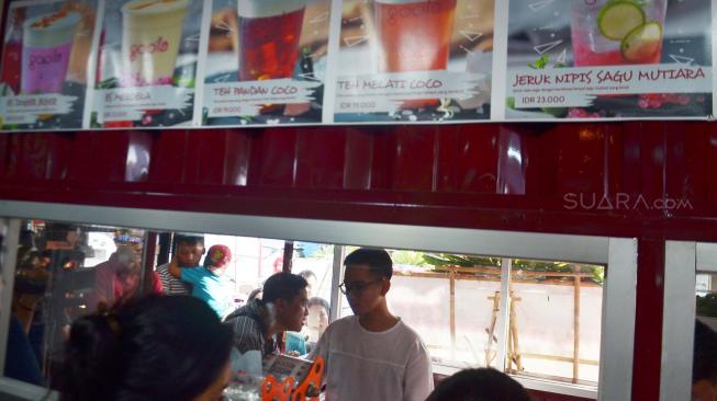 Putra Presiden, Gibran Rakabuming mencontohkan pembuatan produk minuman terbarunya saat grand opening Goola di Markobar, Cikini, Jakarta, Minggu (16/9). [Suara.com/Muhaimin A Untung]