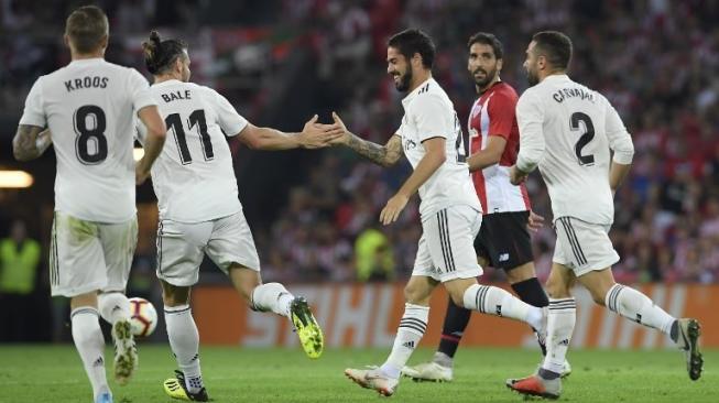 Gelandang Real Madrid Isco (tengah) melakukan selebrasi bersama Gareth Bale setelah mencetak gol ke gawang Athletic Bilbao di San Mames stadium. LLUIS GENE / AFP