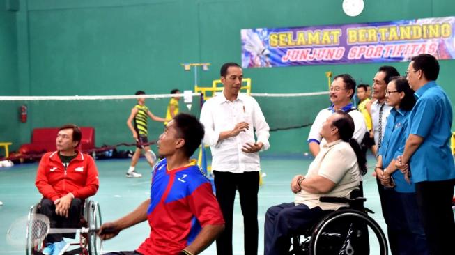 Presiden Joko Widodo (Jokowi) meninjau persiapan para atlet pelatnas bulutangkis dan tenis Indonesia yang akan berlaga di ajang Asian Para Games 2018 di Hartono Trade Center, Kabupaten Sukoharjo, Jawa Tengah, Sabtu (15/9/2018). [Dok. Biro Setpres]