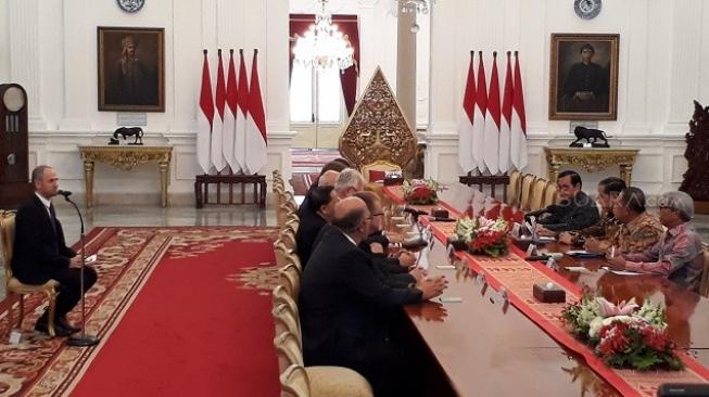 Jokowi menerima kunjungan senat parlemen Republik Ceko di Istana Merdeka, Senin (17/9/2018). (Suara.com/Dwi Bowo Raharjo)