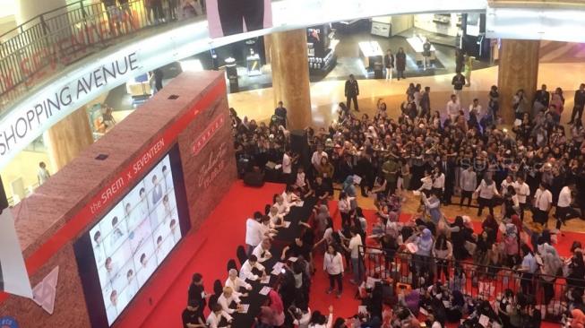 Seventeen gelar fansign di Atrium Lotte Shopping Avenue, Kuningan, Jakarta Selatan pada Senin (17/9/2018) siang. [Sumarni/Suara.com]