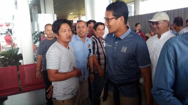 Gaya Santai Sandiaga Uno Kunjungi Kampung Halaman Ahok