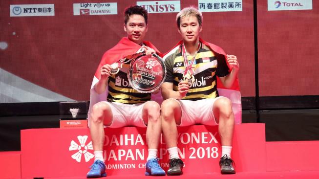 Pasangan ganda putra, Kevin Sanjaya Sukamuljo/Marcus Fernaldi Gideon, menjuarai Jepang Open 2018 usai mengalahkan Li Junhui/Liu Yuchen (Cina), Minggu (16/9). [Humas PBSI]