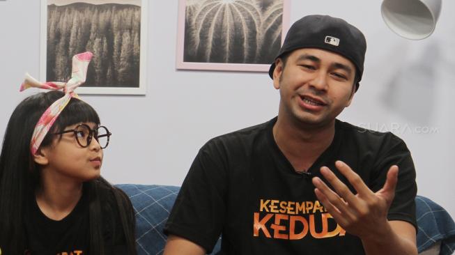 Aqila Herby dan Raffi Ahmad saat berkunjung ke kantor Redaksi Suara.com,  Jakarta, Senin (17/9). [Suara.com/Oke Dwi Atmaja]