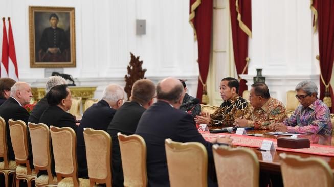 Presiden Joko Widodo (ketiga kanan) didampingi Menko Perekonomian Darmin Nasution (kedua kanan) dan Wamenlu A.M. Fachir (kanan) menerima kunjungan delegasi senat Republik Ceko di Istana Merdeka, Jakarta, Senin (17/9). [ANTARA FOTO/Wahyu Putro]