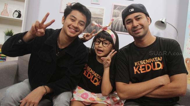 Para pemain film Kesempatan Keduda, Bastian Steel, Aqila Herby dan Raffi Ahmad saat berkunjung ke kantor Redaksi Suara.com, Jakarta, Senin (17/9/2018). [Suara.com/Oke Dwi Atmaja]