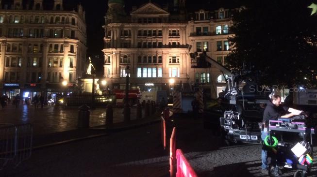 Crane dan kru film bertugas di dekat monumen Queen Anne, St Paul's Churchyard [Nicholas Ingram].