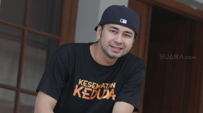 Raffi Ahmad saat bertandang ke redaksi Suara.com di Jalan Sisingamangaraja, Kebayoran Baru, Jakarta Selatan, Senin (17/9/2018) dalam rangka mempromosikan film terbarunya yang berjudul Kesempatan Keduda. [Oke Atmaja/Suara.com]