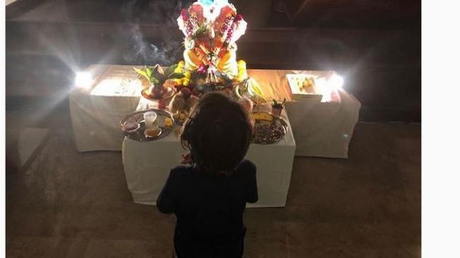 Anak bungsu Shahrukh Khan, AbRam Khan berdoa di depan patung Dewa Ganesha. (Instagram)