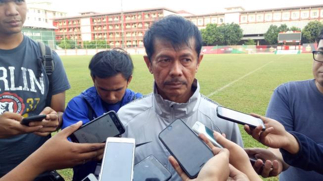 Pelatih Timnas Indonesia U-19 Indra Sjafri ditemui wartawan di sela-sela latihan di PTIK. [Suara.com/Adie Prasetyo]