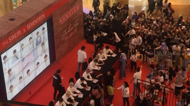 Seventeen gelar fansign di Atrium Lotte Shopping Avenue, Kuningan, Jakarta Selatan pada Senin (17/9/2018) siang. [Sumarni/Suara.com]