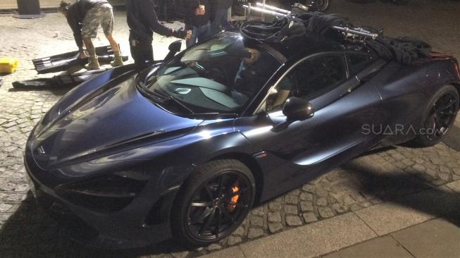 Sport car properti Man In Black di halaman St Paul's Cathedral, London [Nicholas Ingram].