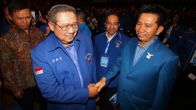 Ketua Umum Partai Demokrat Susilo Bambang Yudhono (kiri) bergegas usai menyampaikan pidato politiknya dalam acara HUT Ke-17 Partai Demokrat di Jakarta, Senin (17/9). [ ANTARA FOTO/Rivan Awal Lingga ]