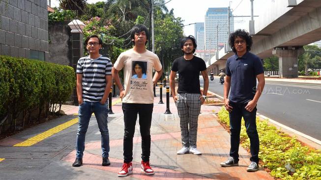 Personel Band DMasiv berpose usai wawancara di kantor Redaksi Suara.com, Jakarta, Selasa (18/9). [Suara.com/Muhaimin A Untung]