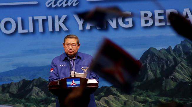 Ketua Umum Partai Demokrat Susilo Bambang Yudhono menyampaikan pidato politiknya dalam acara HUT Ke-17 Partai Demokrat di Jakarta, Senin (17/9). [ ANTARA FOTO/Rivan Awal Lingga ]
