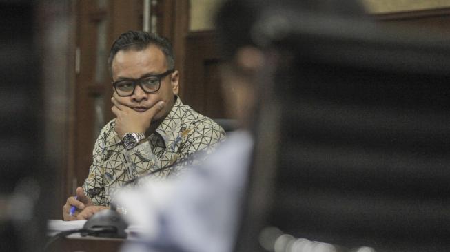 Terdakwa kasus korupsi KTP Elektronik Irvanto Hendra Pambudi mengikuti sidang di gedung Pengadilan Tipikor, Jakarta, Selasa (18/9). [ANTARA FOTO/Muhammad Adimaja]