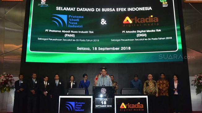 Seorang memotret pencatatan perdana saham PT Arkadia Digital Media Tbk di Bursa Efek Indonesia, Selasa (18/9). [Suara.com/Muhaimin A Untung] Komisaris Utama PT Arkadia Digital Media Tbk Stephen Sulistyo berbicara saat pembukaan pencatatan perdana saham PT Arkadia Digital Media Tbk di Bursa Efek Indonesia, Selasa (18/9). [Suara.com/Muhaimin A Untung] 