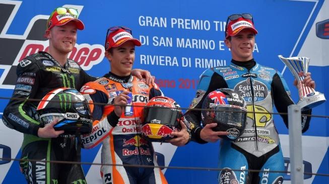 Scott Redding (kanan) meraih podium ketiga di MotoGP San Marino, Minggu (13/9/2015), saat memperkuat tim Estrella Galicia 0,0 Marc VDS. Dia finis di belakang Marc Marquez (tengah) dan Bradley Smith. [AFP/Vincenzo Pinto]