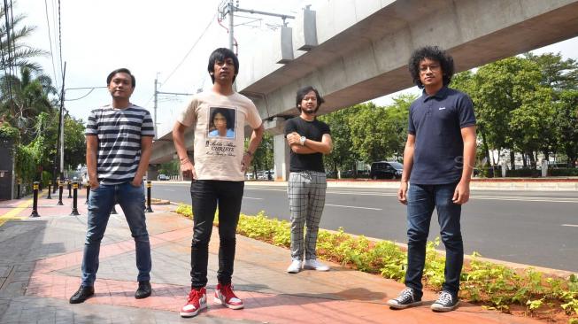 Personel Band DMasiv berpose usai wawancara di kantor Redaksi Suara.com, Jakarta, Selasa (18/9). [Suara.com/Muhaimin A Untung]